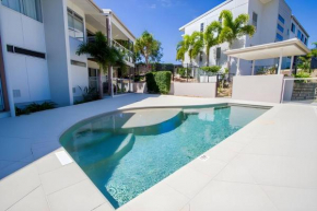 Dolphin Court - 4 BR Apartment with Pool